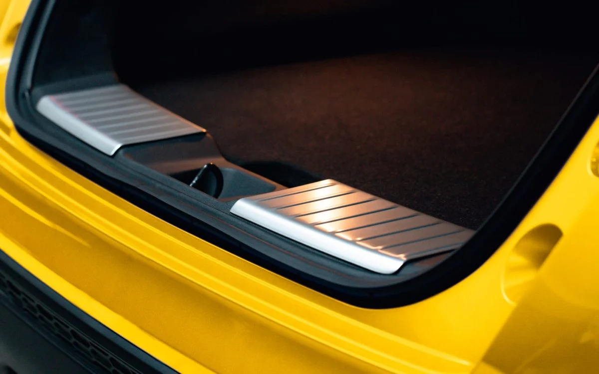 Genuine Nissan Juke F16 Trunk Entry Guard